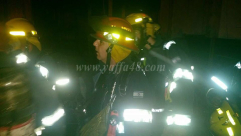 بالصور: فجر اليوم - حريق هائل داخل بناية في مدينة اللد